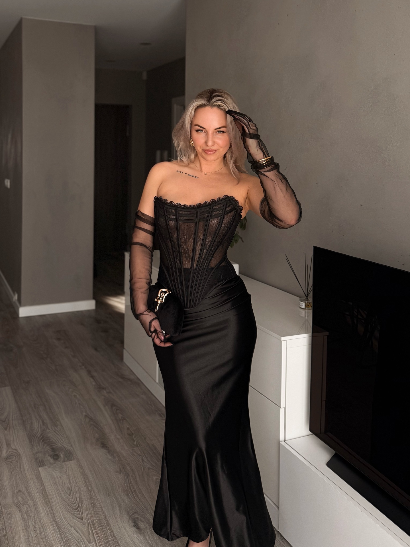 Customer in DÉVOILÉ corset at home